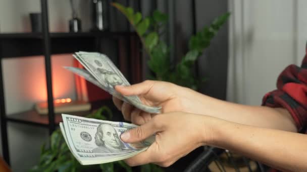 Kadın Amerikan dolarlarını sayıyor, yakın çekim. Kadın eli, yeni 100 dolarlık banknotları tutuyor. Tanınmayan iş kadını nakit para sayıyor. — Stok video