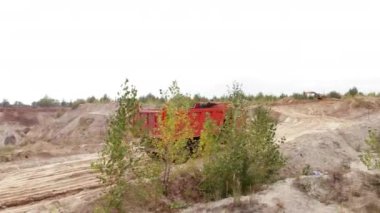 Kum ocağında madencilik ekipmanları. Madencilik endüstrisi. Boş kamyon demir cevheri ocağında ilerliyor. Büyük mineral yığınları ve ağır makine kamyonları olan kil ya da kum ocağı