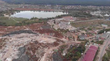 İnşaat çöplüğü. Çevresel olarak tehlikeli toksik atık. Çevre kirliliği sorunu. Endüstriyel atık alanı inşaatı için malzeme yığını. Enkaz inşa ediyoruz. Ekoloji problemi