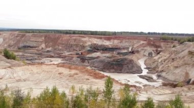 Çamur veya demir cevheri madenciliği. Lityum madenindeki makine kamyonları. Ağır ekipmanlı büyük bir inşaat alanı. Ağır iş kamyonları. Sanayi bölgesi. Madencilik endüstrisi. Minerallerin çıkarılması