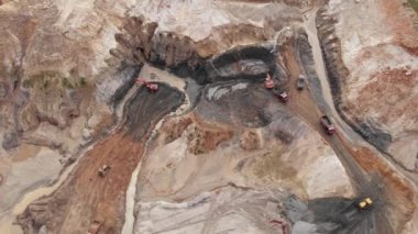 Açık madencilik kil ya da calx ocağı bir sürü makine kamyonu, havadan üst görüş. Çalışan kazıcılar ve çöp kutularıyla büyük bir sanayi kömürü ocağı. Demir ve bakırın çıkarılması