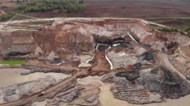 Maden kamyonu kum madeninde kum taşıyor. Maden makineleri kil ocağında hareket ediyor. Demir cevheri ocağında ağır endüstriyel araç. İş başında bir sürü makineli Opencast maden ocağı