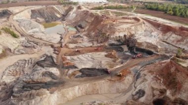 Demir cevheri, bakır, alçı taşı. Bir sürü makine kamyonu olan bir maden ocağı. Kömür ocağını açın. Kazıcılar ve çöpçüler sanayi ocaklarına mineraller yüklüyorlar.