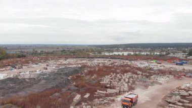 Kamyon büyük çöp yığınlarına inşaat atığı taşıyor. Çevre kirliliği sorunu. Enkaz inşa ediyoruz. Kirlilik konsepti. Çöplükte ya da çöplükte çöp yığını var. Küresel hasar çevresel