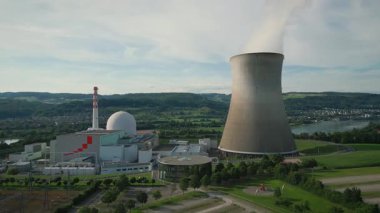 Soğutma yığını olan nükleer enerji santrali havaya duman salıyor. İsviçre 'de termik santral