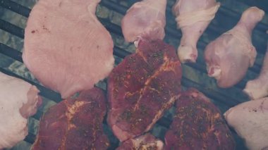 Izgarada salamura edilmiş etin en üst görüntüsü. Izgara et. Mangalda tavuk ve domuz eti. Açık hava pikniği. Yakacak odunda ızgara et. Dikey video