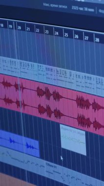 Profesyonel karıştırıcı dengeleyicisi ve dijital ses sistemi ile bilgisayar ekranını kapat. Kayıt stüdyosunda ses düzenleme. Profesyonel kayıt stüdyosu. Dikey video