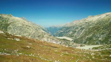 İsviçre Alplerindeki Grimselpass 'ın insansız hava aracı görüntüsü. Alp Dağları 'nda Grimselsee, İsviçre