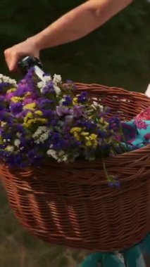 Retro motorlu çiçeklerle dolu saman sepetini kapat. Eski tarz bisiklet, yaklaşın. Dikey video