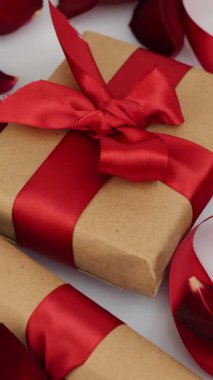 Sevgililer Günü 'nde kırmızı şenlikli arka planda olacak. Doğum günü, Noel ya da Sevgililer Günü için kırmızı kurdeleli hediye kutusu, kapat. Dikey video