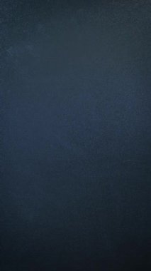 Tahtaya selam yazan bir adam. Tahtaya beyaz tebeşirle yazılmış merhaba. Dikey video