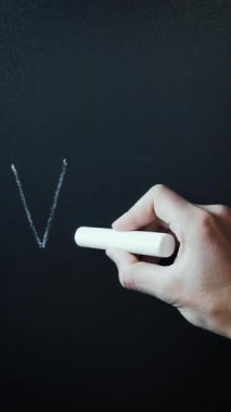 Tahtaya el yazısı aşısı. Hastalıkları durdurun. Erkek el, aşıyı tahtaya beyaz tebeşirle yazıyor. Dikey video