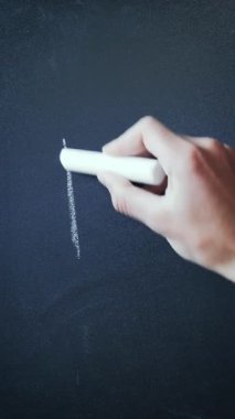 El, ırkçılık kelimesini yazar ve üstünü çizer. Irkçılığı bırak. Irkçılık karşıtı hareket kavramı. Siyahların hayatı önemlidir. Dikey video