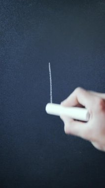 Tahtaya Bitcoin yazmak. Kripto para birimi. Borsa piyasası. Finansal durgunluk. Sanal para. El, tahtaya tebeşirle Bitcoin yazıyor. Dikey video