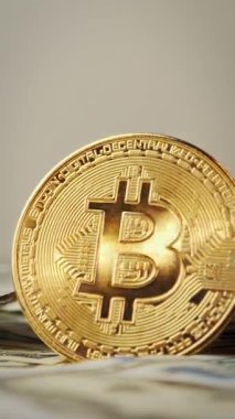 Altın Bitcoin patlıyor. Bitcoin BTC kripto para birimi. Engelleme teknolojisi. Altın madeni para manzarası. Dikey video