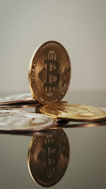 Altın parlayan bitcoin BTC ayna siyah arka planda dönüyor. Bitcoins sanal para birimi. Kripto para birimi. Bitcoin madenciliği. Dönen bitcoin 'in makro atışı. Borsa piyasası. Dikey video