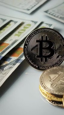 Bitcoin şifreli para birimi. Kırmızı ışıklarda bitcoins BTC. Yeni sanal para. Finansal ticaret. Borsa piyasası. Beyaz masasında dolar parası olan parlak bitcoin. Dikey video