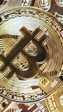 Dönen altın bitcoin 'e yaklaş. Bitcoins sanal para birimi. Kripto para birimi. BTC 'de. Bitcoin madenciliği. Dönen bitcoin makro atışı. Borsa piyasası. Dikey video