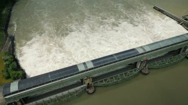 Ren nehrindeki hidroelektrik su barajı, aşağı doğru akan büyük güçlü su akıntısı, üst manzara.