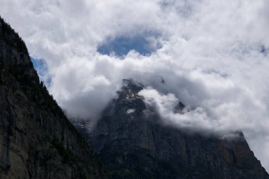 Güzel beyaz bulutlar ile Alp zirveleri