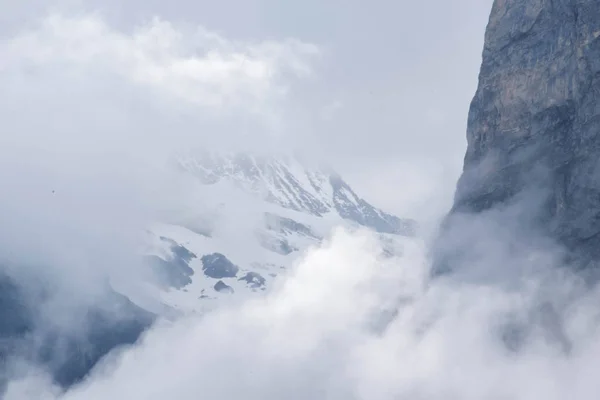 Nublado e nevado Picos de Alpes Montanhas — Fotografia de Stock