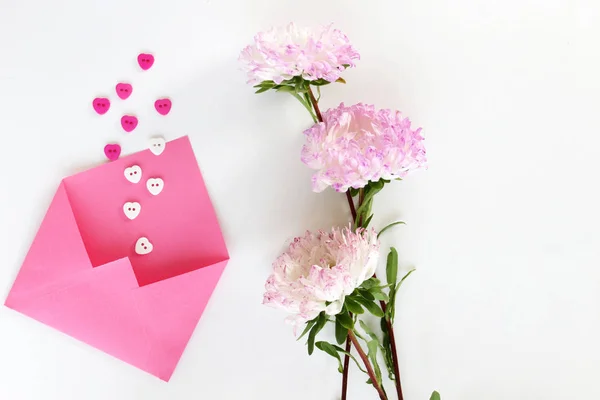 Sobre Rosa Para Letras Con Botones Corazones Aster Sobre Fondo — Foto de Stock