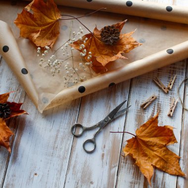 Sonbahar natürmort, tatil için hediyelerin üst görünümü.