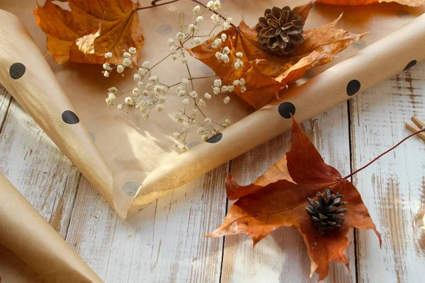 Sonbahar natürmort, tatil için hediyelerin üst görünümü.