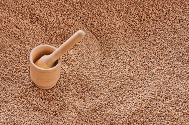 Ahşap harç ve buğday taneleri.