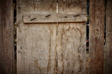 Paslı çivi, saman ve spiderweb eski ahşap çit. 