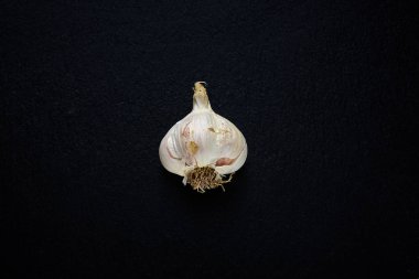 Sarımsak baharat siyah arduvaz arka plan ile. Sağlıklı gıda. En iyi veiw.