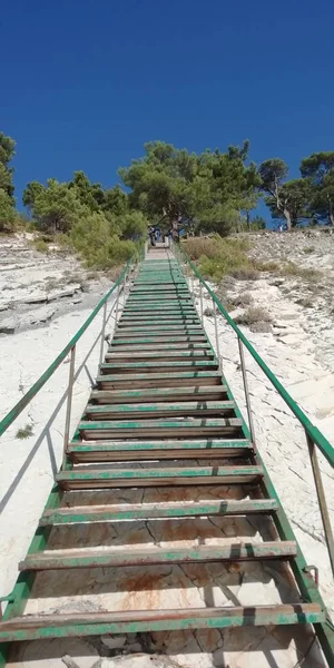Denizden dağlara giden demir uzun merdiven