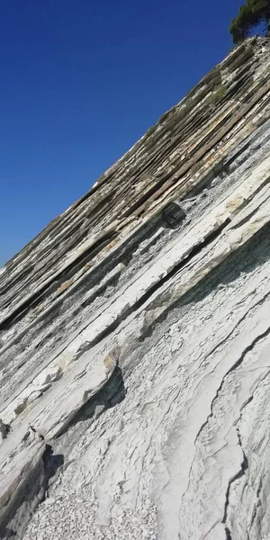 Beyaz kayalıklar üzerinde deniz kıyısı mavi gökyüzü