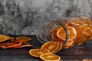 Kavanozun içinde ev yapımı kurutulmuş portakal dilimleri. Noel doğal ve organik dekorasyon.