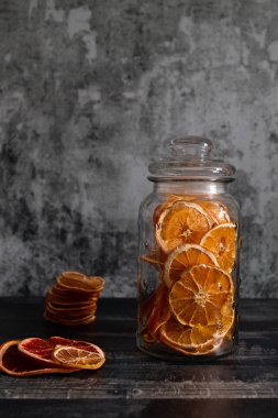 Kavanozun içinde ev yapımı kurutulmuş portakal dilimleri. Noel doğal ve organik dekorasyon.