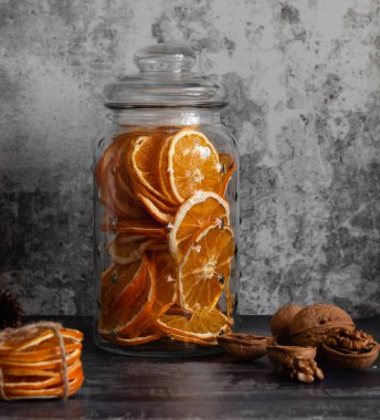 Ev yapımı kurutulmuş portakal dilimleri kavanoz ve ceviz. Noel doğal ve organik dekorasyon.