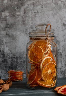 Kurutulmuş portakal bir kavanoz ve ceviz. Noel dekor.