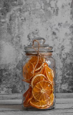 Kurutulmuş portakal bir kavanoza. Noel dekor.