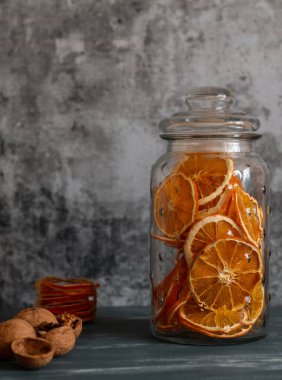 Kurutulmuş portakal bir kavanoz ve ceviz. Noel dekor.