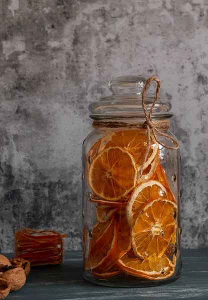 Kurutulmuş portakal bir kavanoz ve ceviz. Noel dekor.