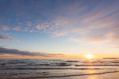 Bulutlu gökyüzü günbatımı denizde yukarıda