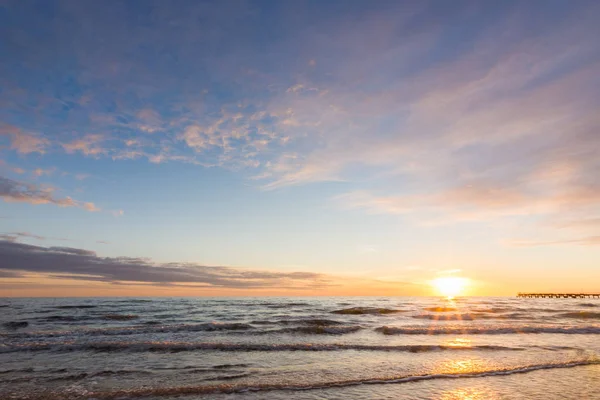 Zachmurzone Niebo Nad Morze Zachodzie Słońca — Zdjęcie stockowe