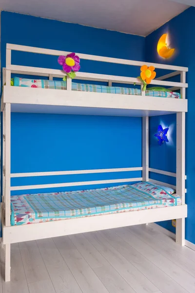 Детская Двухъярусная Деревянная Кровать Интерьере Комнаты — стоковое фото