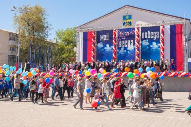 Anapa, Rusya Federasyonu - 1 Mayıs 2018: Mayıs günü gösteri katılımcıların Anapa şehir tiyatro kare geçmek