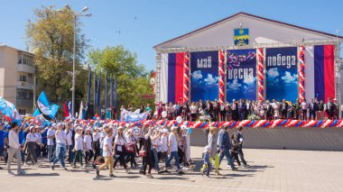 Anapa, Rusya Federasyonu - 1 Mayıs 2018: Mayıs günü gösteri katılımcıların sahne önce Anapa şehir tiyatro kare geçmek.