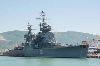 Novorossiysk, Rusya Federasyonu - 3 Mayıs 2018: Kruvazör Mikhail Kutuzov Novorossiysk liman içinde