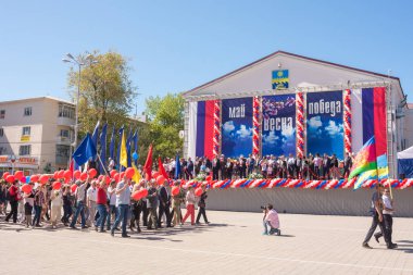 Anapa, Rusya Federasyonu - 1 Mayıs 2018: Mayıs günü gösteri katılımcıların Anapa şehir tiyatro kare geçmek