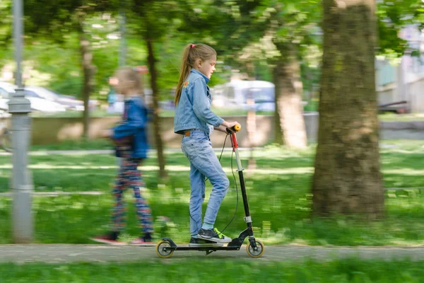 Fille Est Heureuse Rouler Scooter Long Une Route Asphaltée — Photo