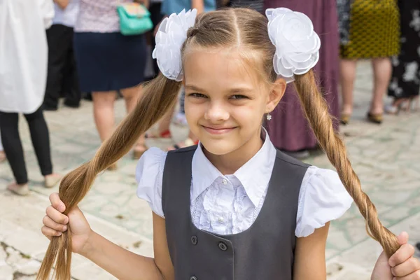 Schoolmeisje Het Festival September Heeft Haar Lange Haren Haar Handen — Stockfoto