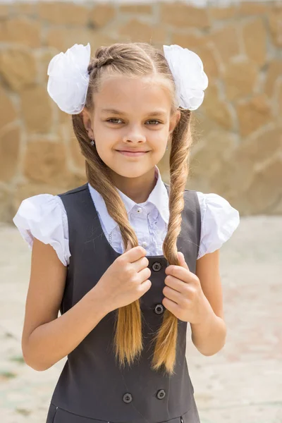 Portret Van Een Schoolmeisje Feestdag Van September Aan School — Stockfoto